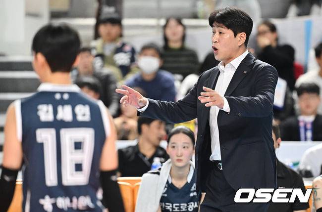 [OSEN=김천, 이석우 기자] 15일 김천실내체육관에서 진에어 2025-2026 V리그 여자부 한국도로공사와 현대건설의 경기가 열렸다. 6연승을 달리며 1위를 기록중인 한국도로공사가 현대건설과의 경기에서 연승을 이어갈지 기대된다.한국도로공사 김종민 감독이 선수들을 독려하고 있다. 2025.11.15 / foto0307@osen.co.kr