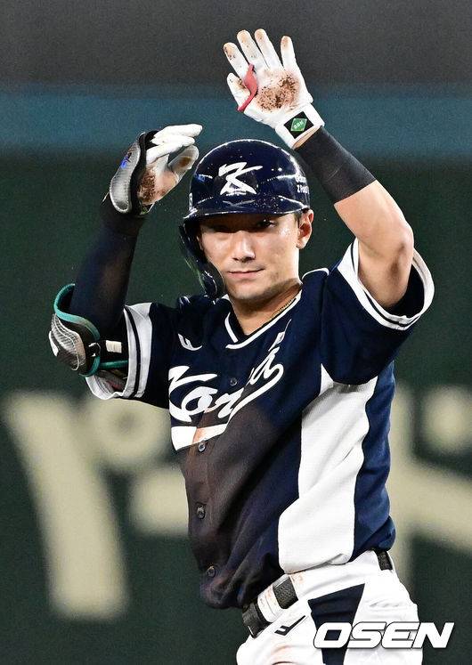 [OSEN=도쿄(일본), 조은정 기자]15일 일본 도쿄돔에서 ‘2025 NAVER K-BASEBALL SERIES’ 대한민국과 일본의 1차전 경기가 열렸다.한국은 곽빈, 일본은 소타니 류헤이를 선발투수로 내세웠다.8회초 무사에서 대한민국 신민재가 우중간 2루타를 날리며 세리머니를 하고 있다. 2025.11.15. /cej@osen.co.kr