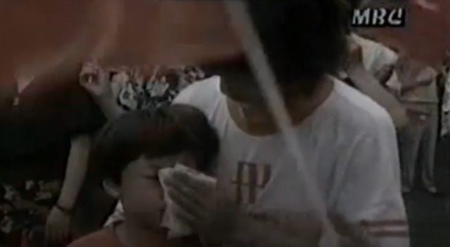 ▲ 마지막 국기 하강식에서 눈물을 흘리는 화교학교 학생과 학부모. ⓒMBC 뉴스 영상 캡처