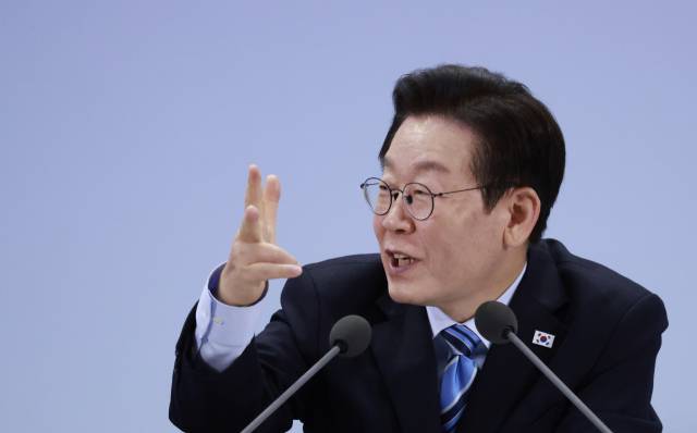 ▲이재명 대통령이 14일 경기 파주시 라이브러리스테이 지지향에서 열린 '경기 북부의 마음을 듣다' 타운홀 미팅 간담회를 주재하고 있다. ⓒ연합뉴스