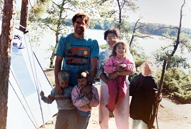 ▲어린 시절 가족 사진. 엄마가 안고 있는 여자 아이가 필자다. ⓒ타냐 마르티노