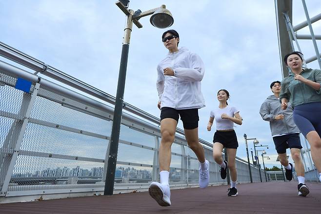 러닝 붐은 운동을 넘어 자기관리·힐링 문화로 확장되고 있다. 스트레스 해소와 웰빙을 중시하는 흐름 속에서 애슬레저 수요 증가가 자연스럽게 이어지고 있는 것이다. 게티이미지