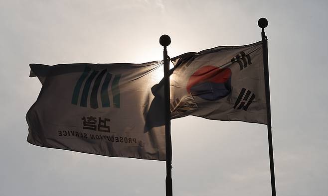 서울 서초구 대검찰청에서 태극기와 검찰기가 바람에 휘날리고 있다. 연합뉴스