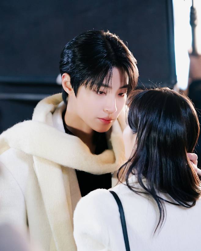 백아진과의 관계에 기대감을 부여하는 허인강(황인엽). 케이엔스튜디오 제공