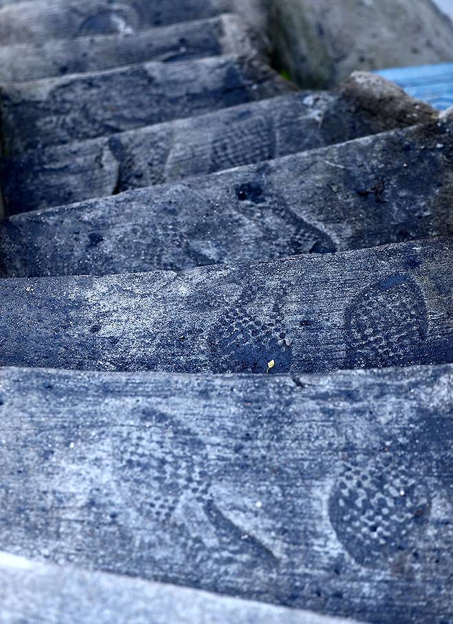 개미마을 한 집으로 향하는 계단에는 지워지지 않은 연탄재가 까맣게 묻어 있다. 계단에 남아 있는 사람 발자국이 유난히 도드라져 보인다.