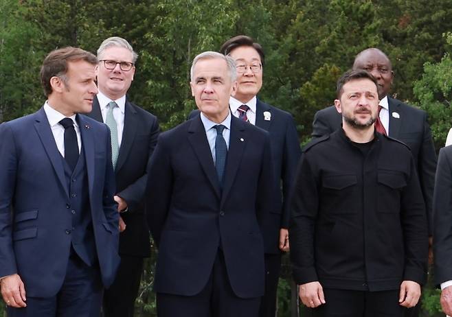 이재명 대통령이 지난 6월 17일(현지시간) 캐나다 앨버타주 캐내내스키스 주요 7개국(G7) 정상회의장에서 G7 및 초청국 기념촬영에 자리하고 있다.