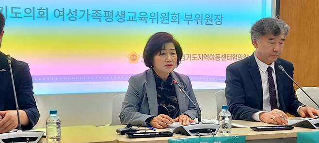 ‘경기도 아동돌봄 정책 발전방향’ 토론회에서 좌장을 맡은 김동희 의원이 토론을 진행하고 있다.(사진=경기도의회)