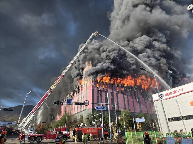 천안 이랜드패선 물류센터 화재 현장에서 소방대원 등이 불을 끄고 있다. 이종익 기자