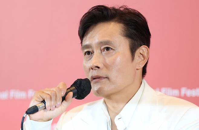 유창한 영어 실력을 바탕으로 할리우드에 진출한 이병헌. - 배우 이병헌(55)이 17일 부산 해운대구 영화의전당 중극장에서 열린 제30회 부산국제영화제(BIFF) 개막작 ‘여쩔수가 없다’(감독 박찬욱) 기자간담회에 참석해 인사말을 하고 있다.