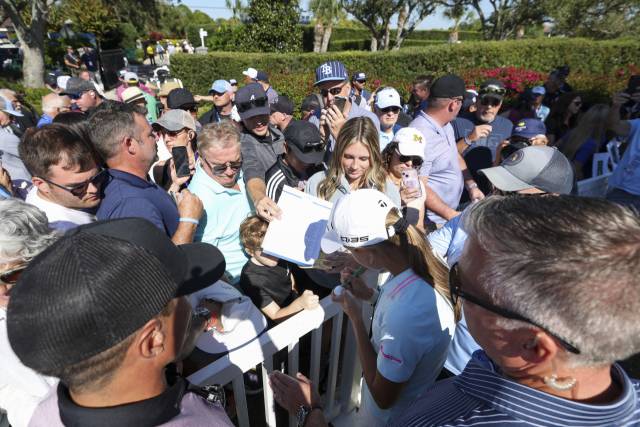 2라운드 경기 후 팬들에게 사인해주는 카이 트럼프. 이매진이미지스연합뉴스