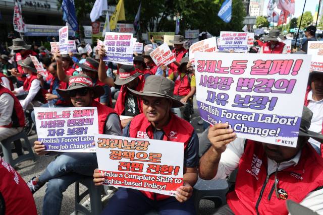 9월 21일 서울고용노동청 본청 앞에서 열린 민주노총 전국이주노동자대회에서 참석자들이 강제노동 철폐, 노동권 보장 등을 촉구하고 있다. 연합뉴스