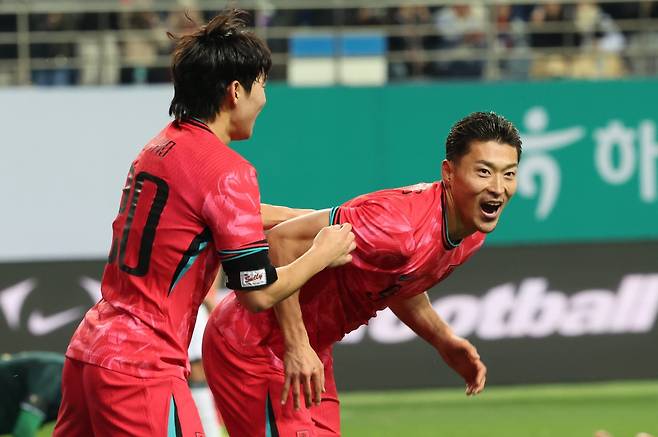 축구대표팀 조규성(오른쪽)이 14일 대전월드컵경기장에서 열린 볼리비아 평가전서 후반 막판 쐐기골을 뽑아낸 뒤 환호하고 있다. 대전｜뉴시스