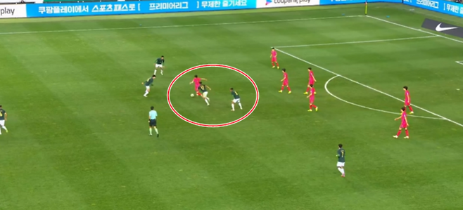 ▲ 이강인이 수비 진영 깊숙한 곳에서 공을 잡자 볼리비아 선수들이 일제히 달려들어 압박 강도를 끌어올렸다. 이강인은 순간적으로 등을 돌려 공을 보호하며 패스 옵션을 찾았는데 동료들의 움직임이 기민하지 못했다. ⓒ 중계영상 캡쳐