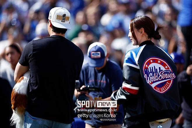 ▲ 오타니의 아내 마미코는 월드시리즈 우승 퍼레이드 당시 구형 아이폰이 큰 화제를 모았다