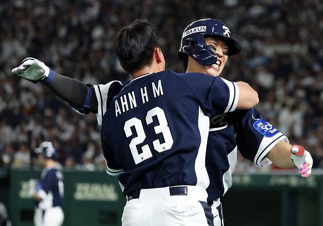 ▲ 송성문이 홈런을 터뜨리고 안현민과 포옹을 나누고 있다. ⓒ연합뉴스