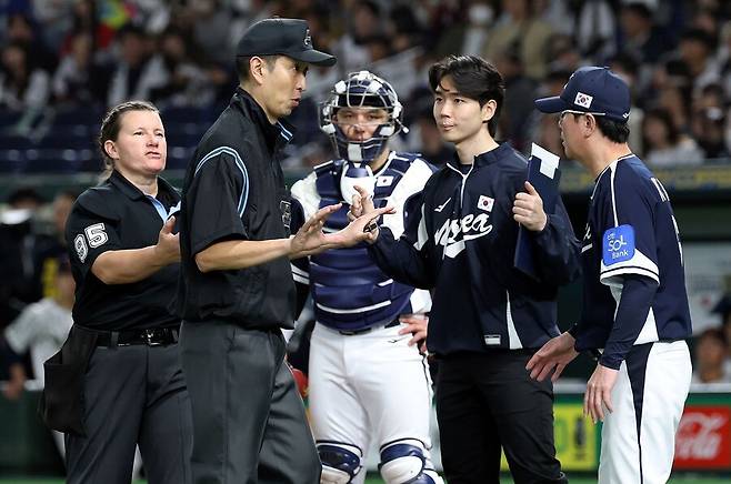 ▲ 심판 판정에 항의하는 류지현 대표팀 감독 ⓒ연합뉴스