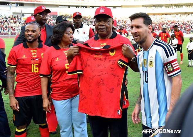 리오넬 메시(가장 오른쪽)가 경기 전 주앙 로렌수(가운데) 앙골라 대통령과 기념 촬영을 하고 있다. /AFPBBNews=뉴스1