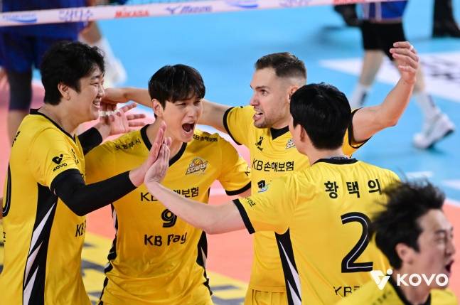 KB손해보험 선수들이 15일 대전충무체육관에서 열린 진에어 2025~2026 V리그 남자부 2라운드 삼성화재전에서 득점 후 기뻐하고 있다. /사진=한국배구연맹 제공