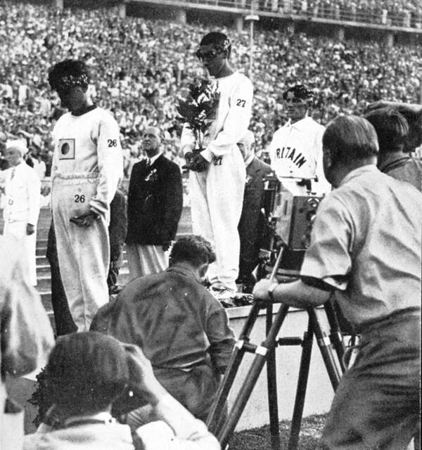 1936 베를린 올림픽 마라톤 시상식 당시 금메달리스트 故 손기정(가운데)의 모습. /사진=손기정기념재단 제공