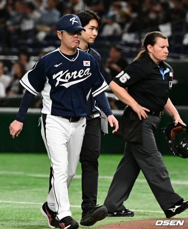 류지현 한국 야구 대표팀 감독(맨 왼쪽)이 15일 일본 도쿄돔에서 열린 '2025 NAVER K-BASEBALL SERIES' 일본과 1차 평가전 5회초 심판 판정에 항의한 뒤 물러나고 있다.