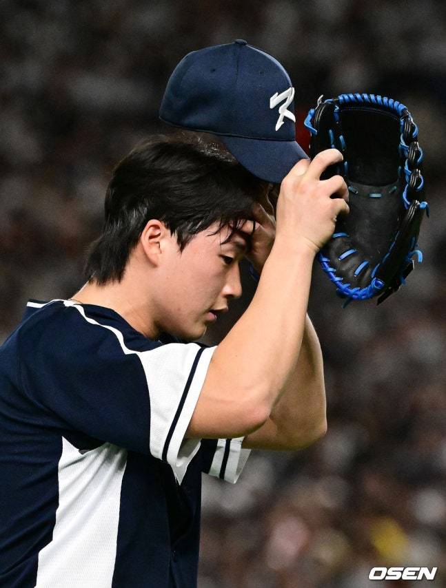 대표팀 이호성이 15일 일본 도쿄돔에서 열린 '2025 NAVER K-BASEBALL SERIES' 일본과 평가전에서 아쉬움과 함께 강판당하고 있다.