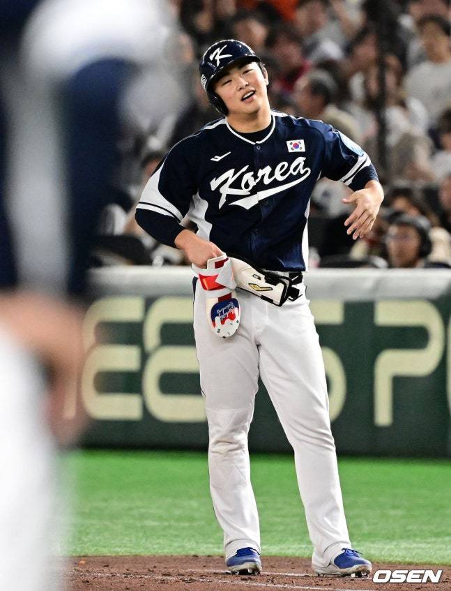 한국의 문현빈이 15일 일본 도쿄돔에서 열린 '2025 NAVER K-BASEBALL SERIES' 일본 대표팀과 1차전 5회초 땅볼 아웃 판정을 받고 아쉬워하고 있다.