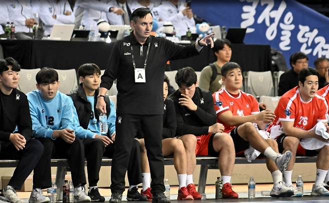 SK호크스 누노 알바레스 감독이 작전 지시를 하고 있다. /사진=한국핸드볼연맹 제공
