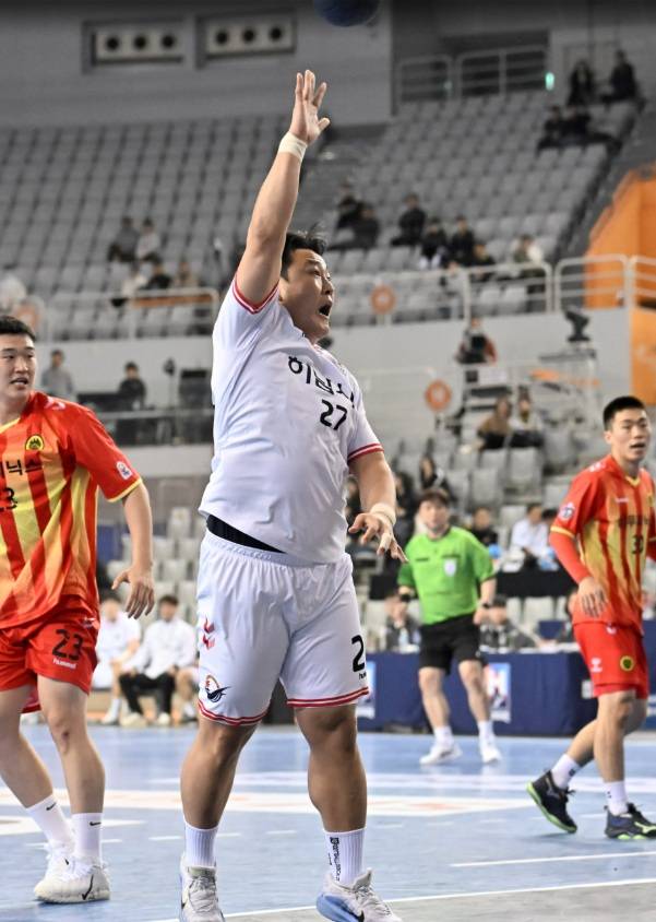 하남시청 강석주가 로빙슛을 시도 중이다. /사진=한국핸드볼연맹 제공