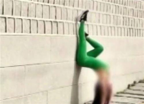 2024년 10월 한 베트남 여성 관광객이 서울 경복궁 담벼락에 기대 요가하는 모습 [서경덕 교수 SNS 캡처. 재판매 및 DB 금지]