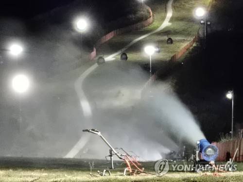 겨울 손님맞이 준비로 분주한 하이원스키장 (정선=연합뉴스) 지난 10월 28일 새벽 강원 정선군 하이원스키장에서 제설기가 인공눈을 뿌리고 있다. 하이원리조트는 예년보다 빠르게 찾아온 한파에 지난해보다 22일가량 앞당겨 제설 작업에 나섰으며, 오는 11월 28일 스키장을 개장할 예정이다. 2025.10.28 [강원랜드 제공. 재판매 및 DB 금지]