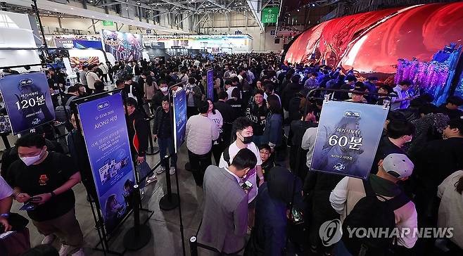 2025 지스타 긴 대기줄 (부산=연합뉴스) 손형주 기자 = 13일 오전 부산 벡스코에서 개막한 국내 최대 게임쇼 2025 지스타에서 관람객들이 게임을 즐기고 있다. 지스타는 오는 16일까지 총 44개국, 1천273개사, 3천269부스 규모로 열린다. 2025.11.13 handbrother@yna.co.kr