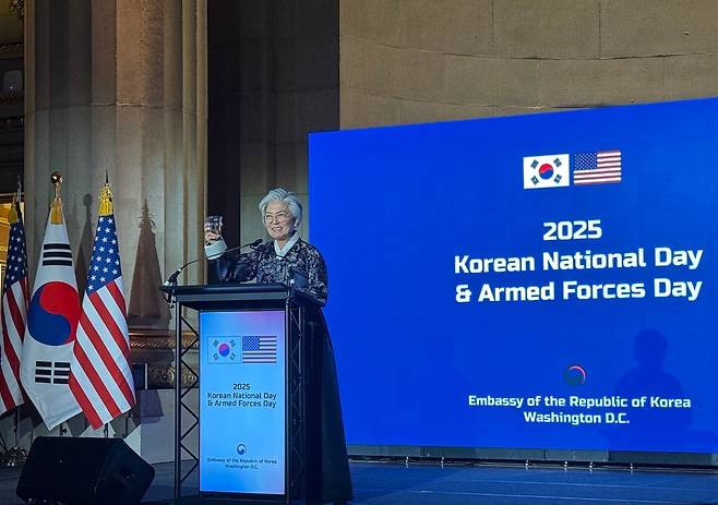 주미대사관 국경일 리셉션 행사에서 발언하는 강경화 대사  (워싱턴=연합뉴스) 이유미 특파원 = 강경화 주미대사가 14일(현지시간) 미국 워싱턴DC 앤드루 멜론 오디토리움에서 개최된 주미한국대사관의 국경일 리셉션에서 발언하고 있다. 2025.11.14