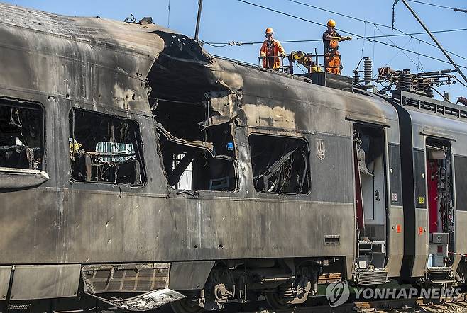 올해 8월 키이우에서 러시아 공습으로 파손된 기차 [EPA 연합뉴스 자료사진 재판매 및 DB 금지]