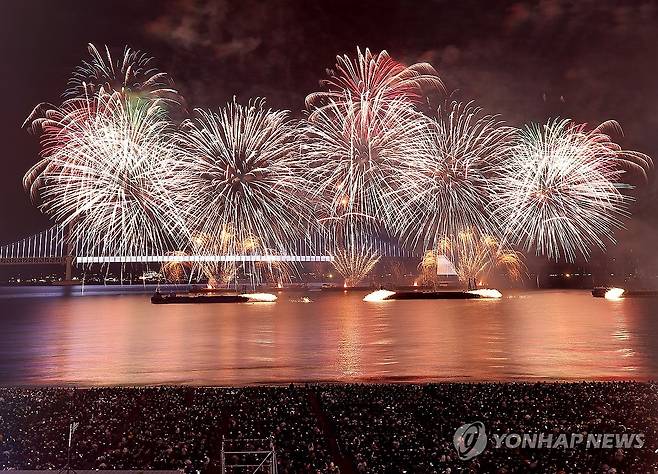 20주년 부산불꽃축제 화려한 불꽃 (부산=연합뉴스) 손형주 기자 = 15일 오후 부산 광안리해수욕장 일대에서 열린 제20회 부산불꽃축제에서 화려한 불꽃이 가을 밤바다를 수놓고 있다. 2025.11.15 handbrother@yna.co.kr