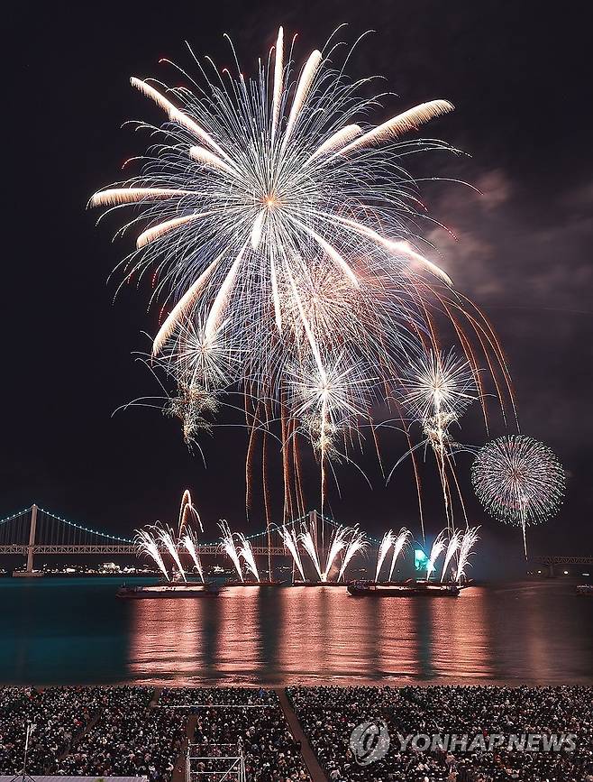 20돌 부산불꽃축제 화려한 불꽃 (부산=연합뉴스) 손형주 기자 = 15일 오후 부산 광안리해수욕장 일대에서 열린 제20회 부산불꽃축제에서 화려한 불꽃이 가을 밤바다를 수놓고 있다. 2025.11.15 handbrother@yna.co.kr