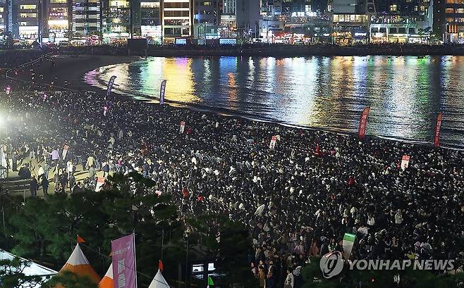부산 불꽃축제 인파 (부산=연합뉴스) 손형주 기자 = 15일 오후 부산 광안리해수욕장 일대가 제20회 부산 불꽃축제를 관람하기 위한 시민들로 북적이고 있다. 2025.11.15 handbrother@yna.co.kr