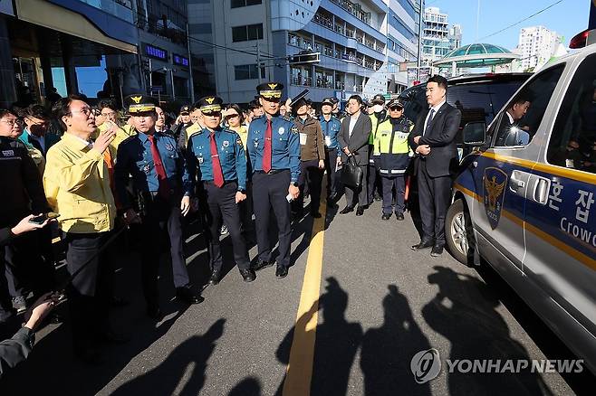 광안리해수욕장 찾은 김민석 총리, 불꽃축제 안전 점검 (부산=연합뉴스) 이정훈 기자 = 김민석 국무총리가 15일 부산 광안리해수욕장 일대를 돌아보며 부산 불꽃축제 안전관리 상황을 점검하고 있다. 2025.11.15 uwg806@yna.co.kr
