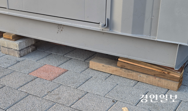 평택당진항 국제여객터미널 건물 앞에 임시 설치된 컨테이너. 벽돌, 각목 등을 괴어 수평을 맞춘 후진적 일 처리에 낙상 사고 등이 우려된다. 2025.11.16 평택/김종호기자 kikjh@kyeongin.com