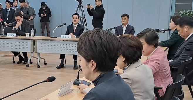 ▲ 신상진(앞 오른쪽) 성남시장이 '검찰의 대장동 항소포기'와 관련해 지난 14일 성남도시개발공사에서 열린 '대장동 개발비리 항소포기 규탄 현장 간담회'에서 성남시민 고발단을 발족해 정성호 법무장관을 상대로 정신적 손해배상 소송 청구 추진을 밝히고 있다. /김규식 기자 kgs@incheonilbo.com