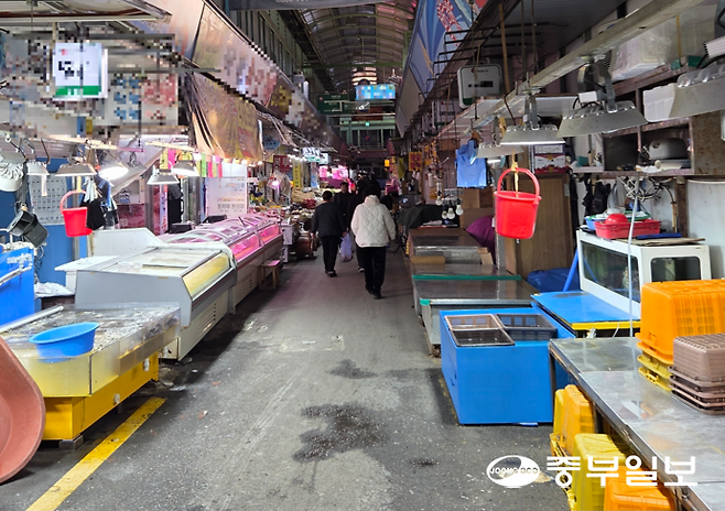 지난 15일 오전 광명전통시장에서 황색 적치경계선을 넘어 진열대와 적치물들이 설치돼 있다. 최진규기자