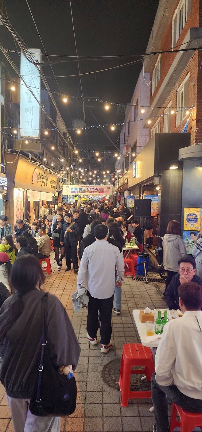 제1회 비어로드 야맥축제가 펼쳐진 종합시장 먹자골목 <신흥로데오상인회 제공>