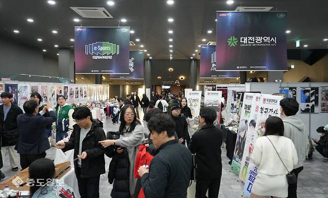 2025 대학만화웹툰최강전'이 14일부터 16일까지 사흘간 대전이스포츠경기장에서 개최된 가운데 14일 주경기장 로비에 수상자들의 작품 전시회가 진행되고 있다. 금상진 기자
