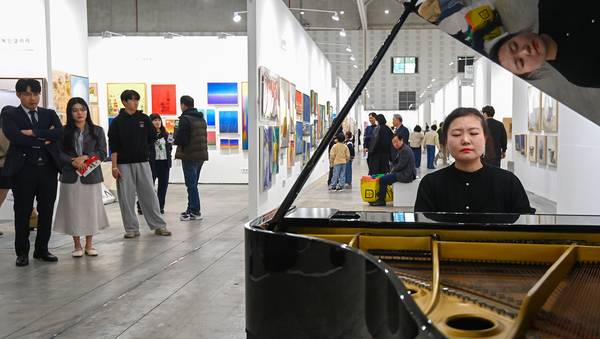 ▲ 16일 대전컨벤션센터 제2전시장에서 2025 K-아트페어 대전이 열린 가운데 유세현 피아니스트의 공연이 진행되고 있다. 김주형 기자 kjh2667_@cctoday.co.kr