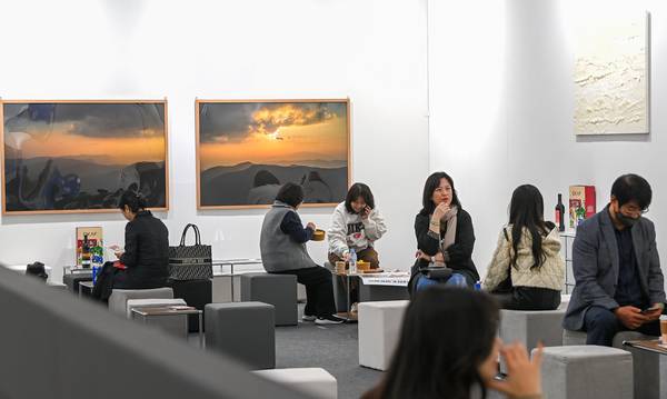 ▲ 16일 대전컨벤션센터 제2전시장에서 2025 K-아트페어 대전이 열린 가운데 VIP라운지가 마련돼 있다. 김주형 기자 kjh2667_@cctoday.co.kr