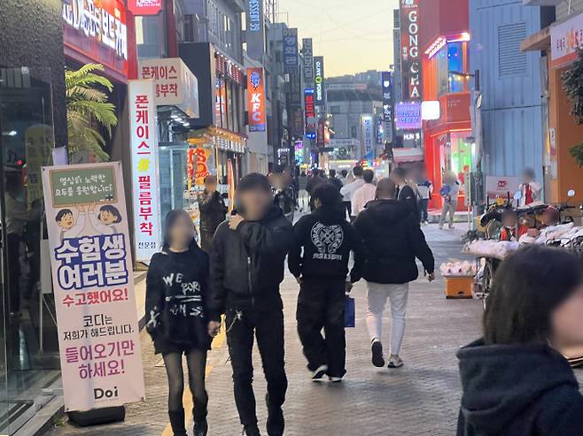 2026학년도 대학수학능력시험이 끝난 뒤 맞은 15일 첫 주말 금남로, 광주 도심 상권이 모처럼 활기를 되찾았다. /박건우 기자