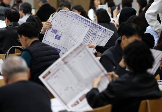 16일 서울의 한 학원에서 열린 수능 가채점 설명회에서 학부모들이 대입 지원 관련 자료를 살피고 있다. 연합뉴스