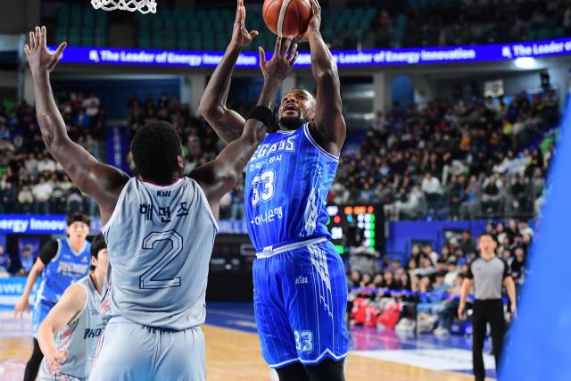 대구 한국가스공사 페가수스의 닉 퍼킨스가 16일 대구에서 열린 울산 현대모비스 피버스와의 경기 도중 골밑슛을 시도하고 있다. KBL 제공