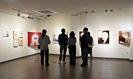 16일 진주 갤러리 현장에이라운드를 찾은 관람객이 '어른 김장하_담고, 닮다'展을 감상하고 있다. 백지영기자