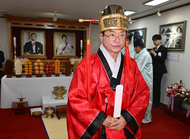 이철우 경북도지사가 지난 14일 구미에서 열린 박정희 대통령 탄신 108돌 행사 숭모제에서 초헌관으로 잔을 올리고 나오고 있다. 사진=경북도 제공