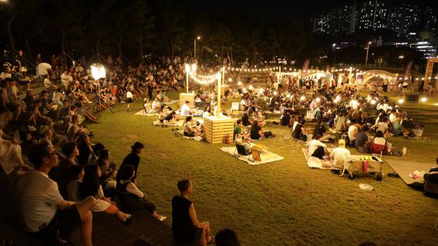 다대포 해변공원에서 열린 ‘나이트뮤직 캠크닉 앤 트래블쇼’.부산관광공사·부산시 제공